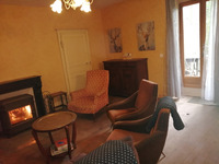 Salon avec poêle à bois