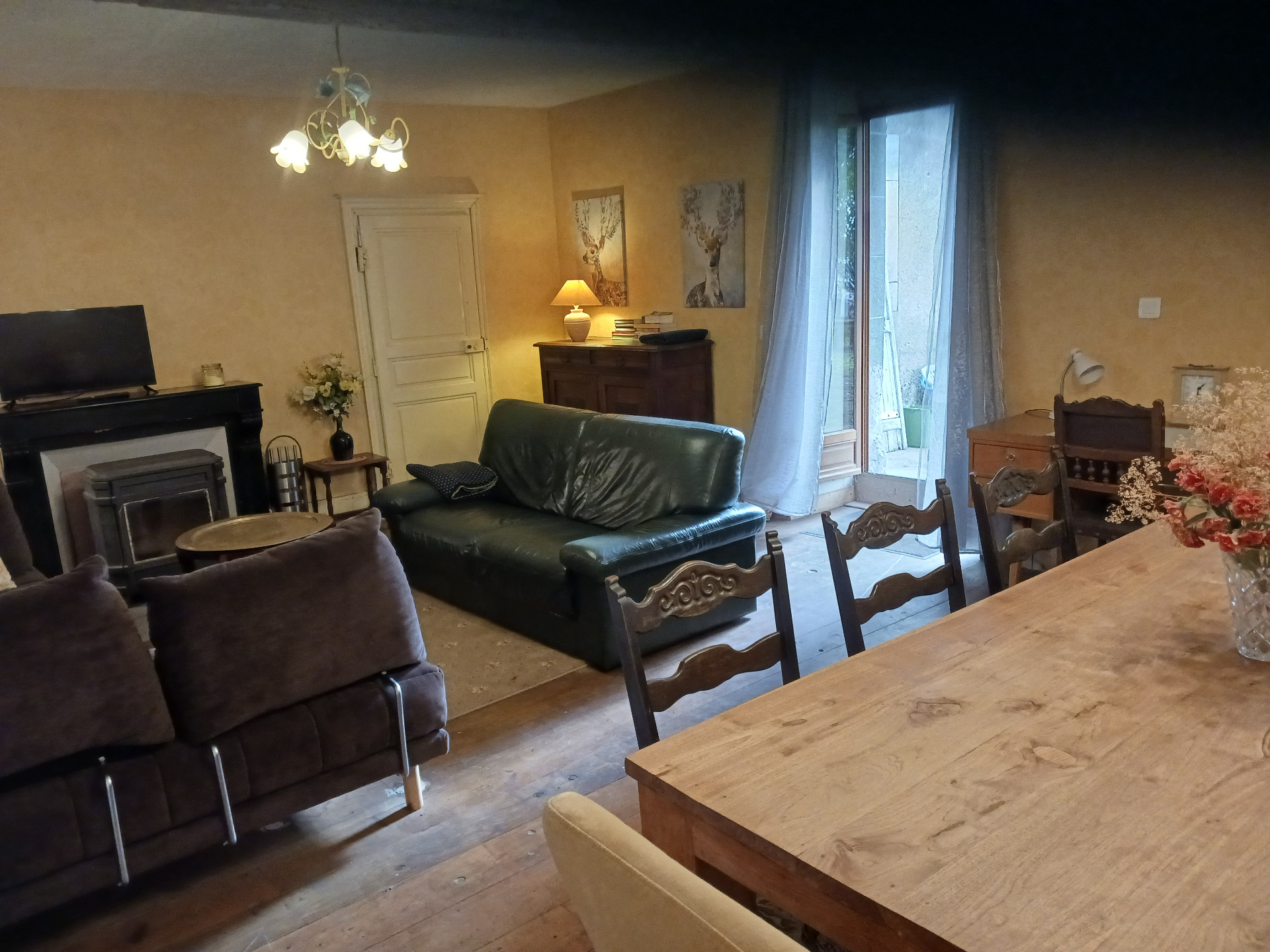 Salon met houtkachel